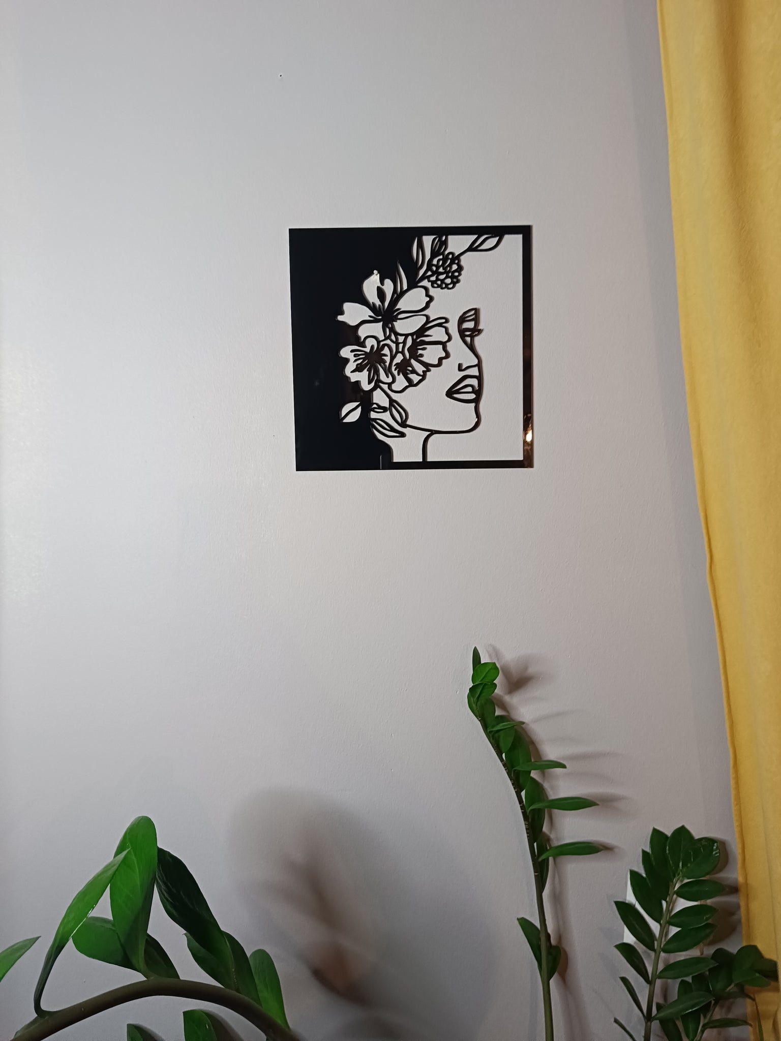 TWARZ KOBIETY W KWIATACH